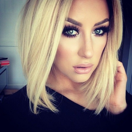 Steile blonde bob op kinlengte
