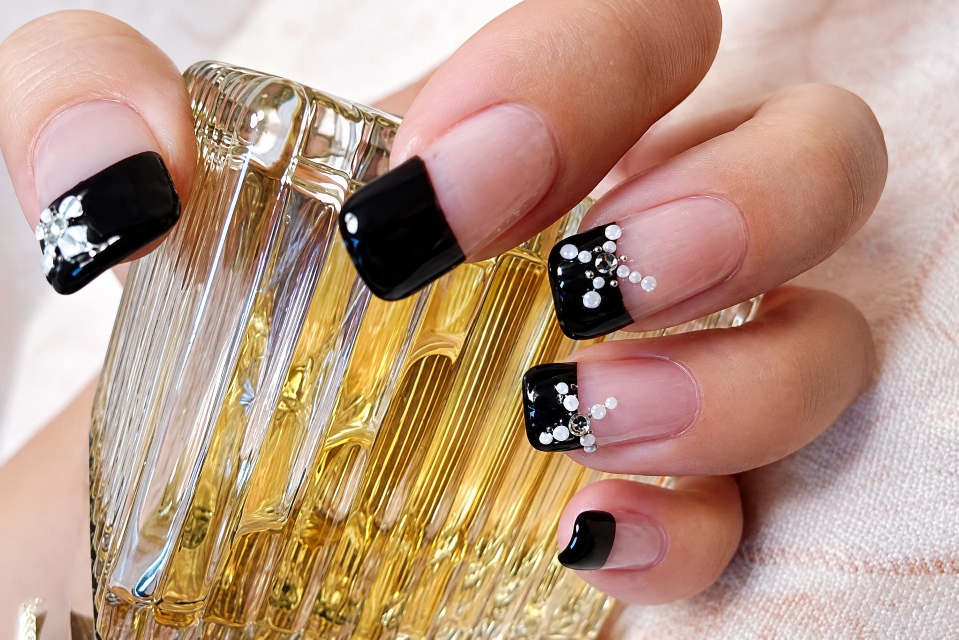Zwarte french manicure met steentjes en pareltjes