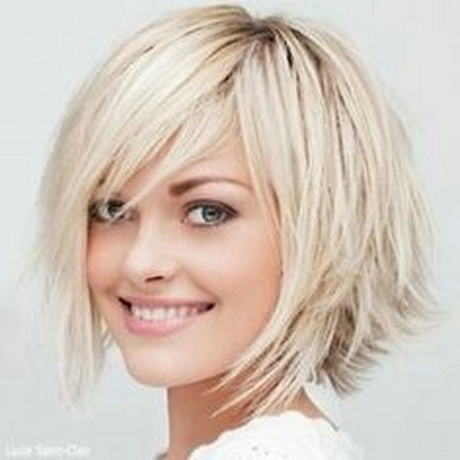 Blonde laagjes bob met zijscheiding