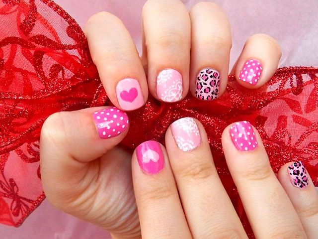 Nagels met roze nail-art, hartjes en stippen