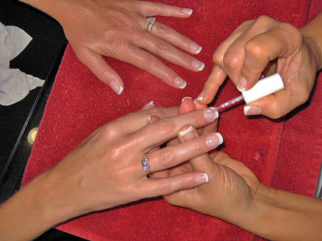 French manicure wordt gelakt aan de nageltafel