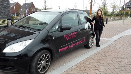De auto van Hair en Beautysalon Mino voor de deur