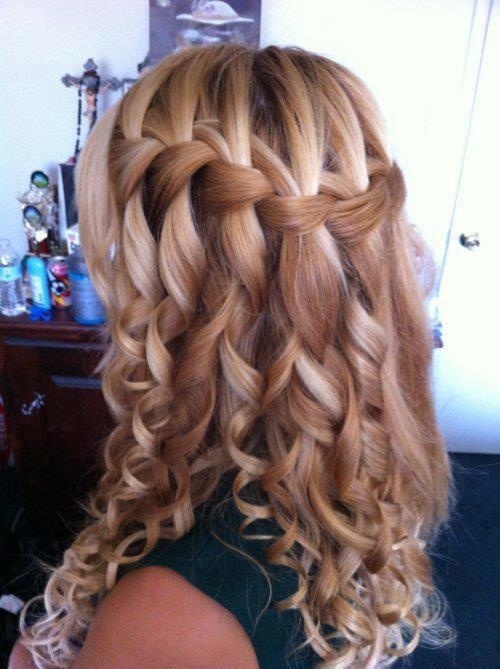 Watervalvlecht in lang blond haar met krullen