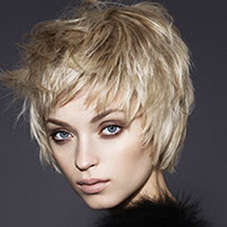 Korte, blonde coupe uit het modellenboek van de kapsalon