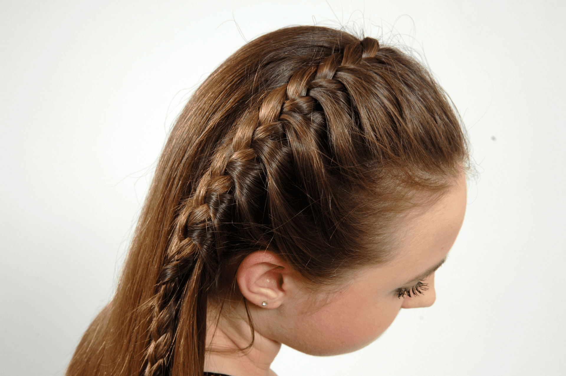 Lang haar met een ingevlochten zijvlecht, gekapt in de salon