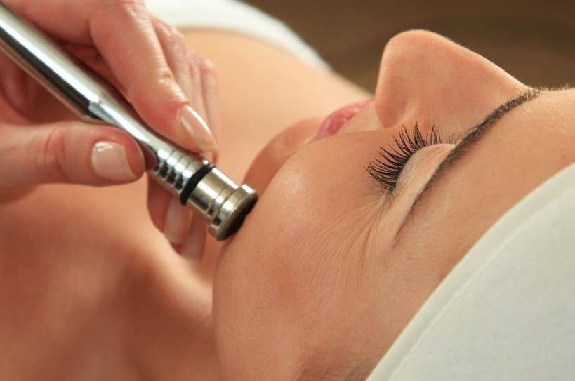 Gezichtsbehandeling met een dermabrasie-apparaat